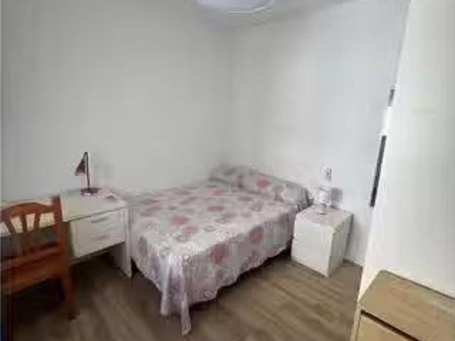 ¡Renta! Se alquila habitación en piso de 8 habitaciones en Mál.