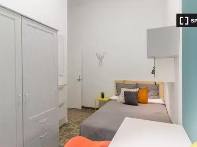¡Recién llegado! Se alquila habitación en piso de 9 habitacion.