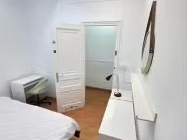 Encantador Se alquila habitación en piso de 12 habitaciones en.
