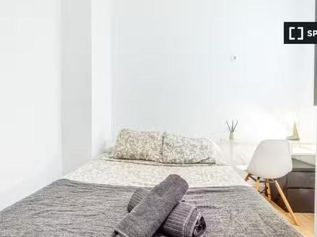 ¡Renta! Se alquila habitación en piso de 19 habitaciones en Ei.