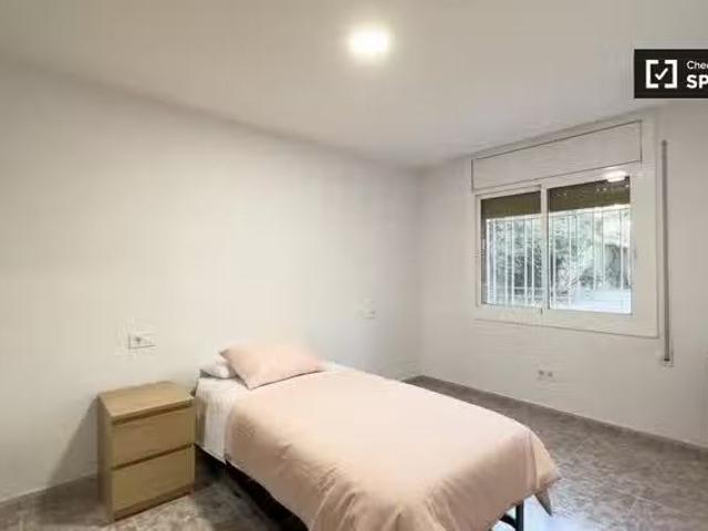 Único Se alquila habitación en piso de 3 habitaciones en Horta.