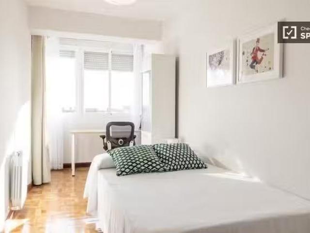 ¡Oferta! Se alquila habitación en piso de 3 habitaciones en Ma.