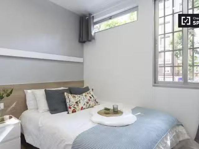 Encantador Se alquila habitación luminosa en apartamento de 8.