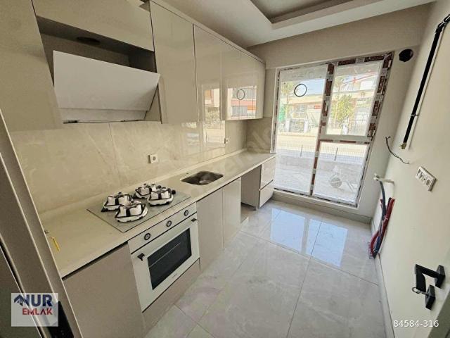 NUR EMLAK'TAN YEŞİLBAYIRDA CADDE DİBİ SIFIR BİNADA ÖN CEPHE 2+1