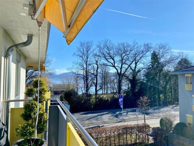 NUR EINEN STEINWURF VOM UFER ENTFERNT – GERÄUMIGES PENTHOUSE MIT BALKON UND BLICK AUF DEN SEE