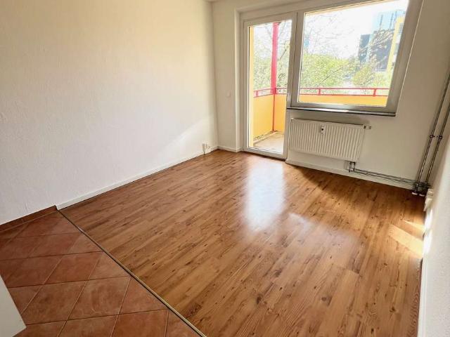 NUR FÜR SENIOREN* Einbauküche, Duschbad, Balkon und Fahrstuhl. !