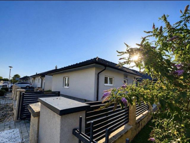 NUR JETZT ZUM NEUEN PREIS! Bungalow mit Garten, Terrasse & Garage in Potzneusiedl