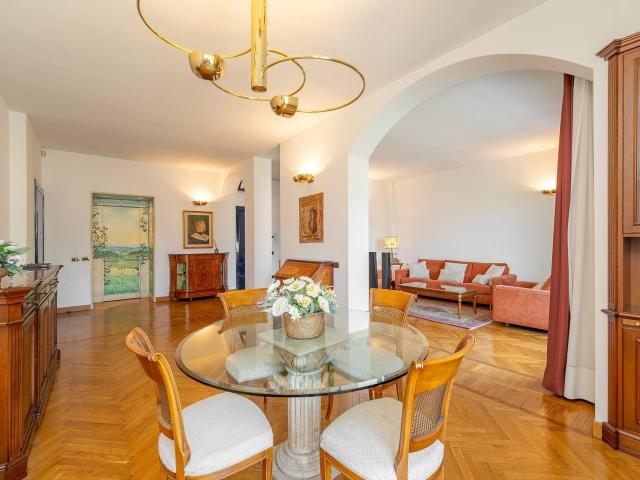Nur wenige Schritte von der Uferpromenade und dem Dom von Como entfernt befindet sich diese elegante Wohnung in einem repräsentativen Wohngebäude, das eine zentrale Lage mit außergewöhnlichen Ausblicken verbindet.Die Wohnung genießt eine privilegiert