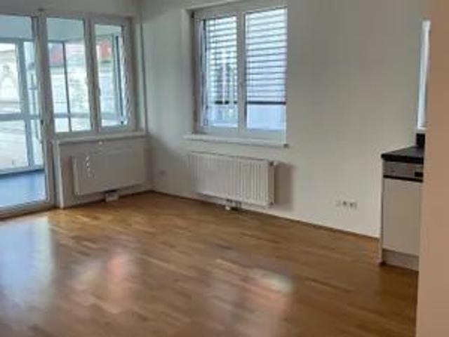 Nur wenige Schritte zum Rochusmarkt: Großzügige 2 Zimmer Wohnung mit Wintergarten