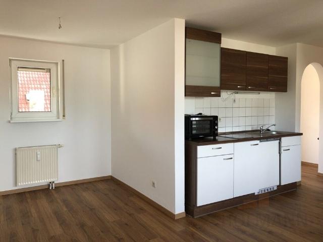 Nürnberg Boxdorf: 1 1/2 Zimmer Dachatelier Wohnung, Einbau Küche, Garage