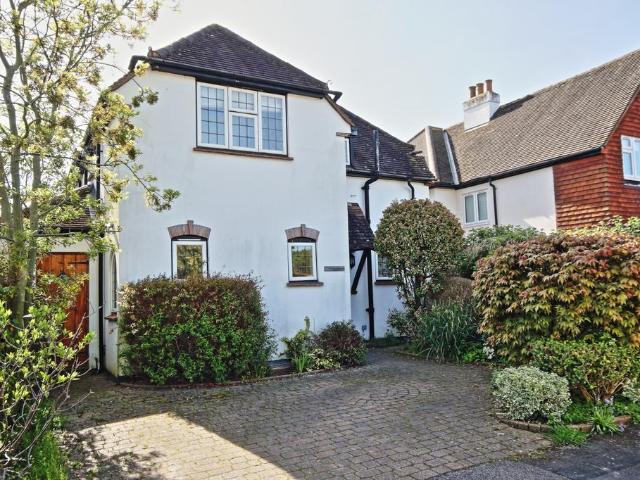 Nursery Close, Woking GU21 4 bed detached house to rent £3,300 pcm £762 pw