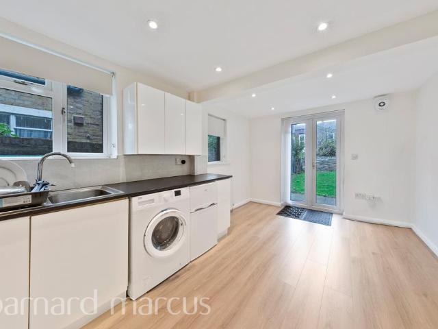 Nutcroft Road 1 bed flat to rent £1,750 pcm £404 pw