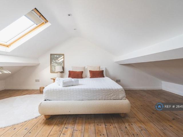 Nutfield Road, London, E15 2 bed flat to rent £4,000 pcm £923 pw