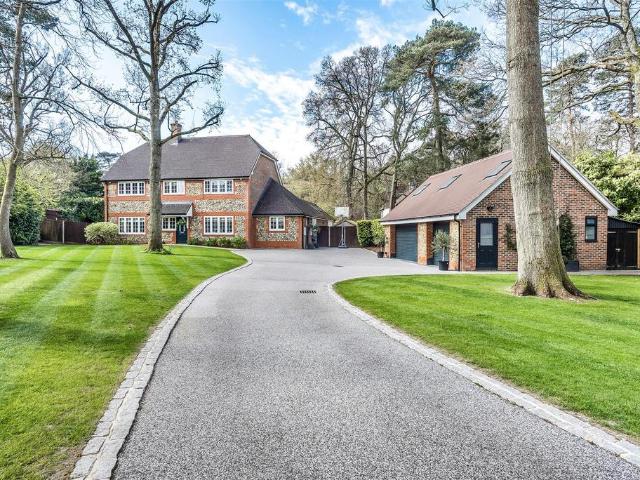 Nuthatch Close, Farnham GU10 5 bed detached house to rent £5,600 pcm £1,292 pw