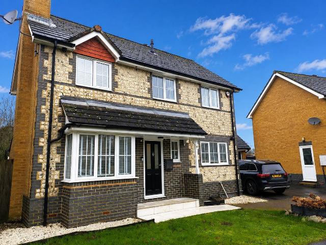 Nuthatch Gardens, Reigate RH2, 3 bed detached house to rent, £2,500 pcm | PrimeLocation