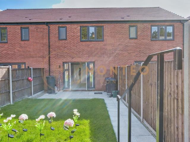 Nuthatch Road, Woking GU22, 2 bed town house to rent, £2,297 pcm | PrimeLocation