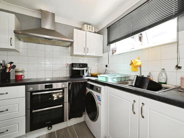 Nutley, Bracknell, Berkshire RG12, 1 bed flat to rent, £1,100 pcm | PrimeLocation