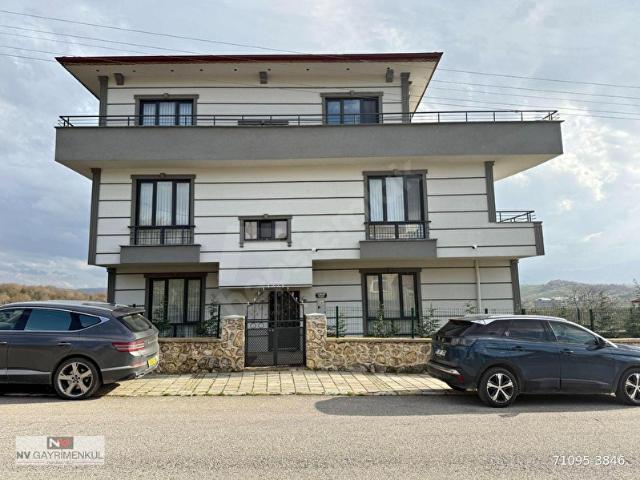 NV GAYRİMENKUL AKÇAKOCA AYAZLI MAHALLESİ'NDE 6+2 549 M2 SATILIK MÜSTAKİL TRİPLEKS VİLLA