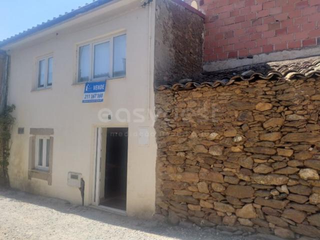 O refúgio no campo: casa rústica recuperada na aldeia de Vilarinho dos Galegos, Mogadouro