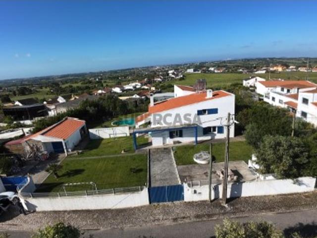 Moradia T4+1 Moderna com Piscina e Jardim à Venda em Ereira