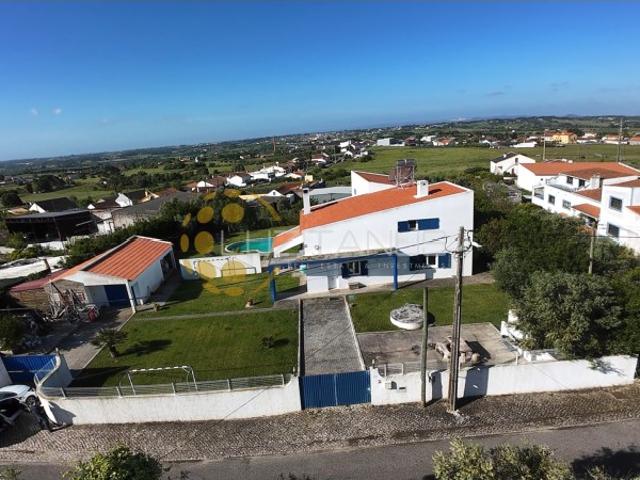Moradia T4+1 Moderna com Piscina e Jardim à Venda em Ereira