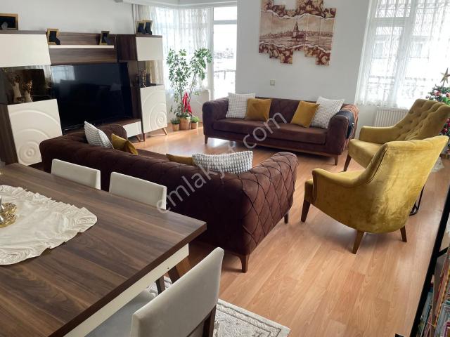 Öğretmen Evleri Mah. Geniş 3+1 Havuzlu Site İçi Satılık Daire