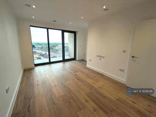 O T O Tower, Ilford, IG3 2 bed flat to rent £1,950 pcm £450 pw