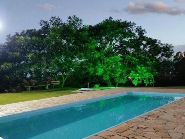 O terreno tem 20.000m², construção do chalé 84m², com sala, cozinha, 2 quartos, sendo um suíte, e m