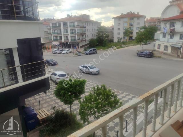 Oğuz Gezer Gayrimenkul'den Merkezi Konumda İçi Yapılı 3+1