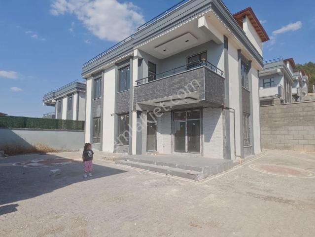 Oğuzeli Kurtuluşta Arif Emlaktan Satılık Villa