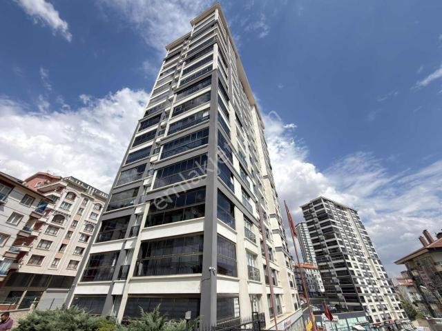 Oğulbey'den Estergon Cad Üstünde 4+1 Site İçinde Ebeveyn Banyolu