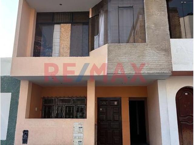 ¡Ocasión! Amplia Casa De 3 Pisos En Venta