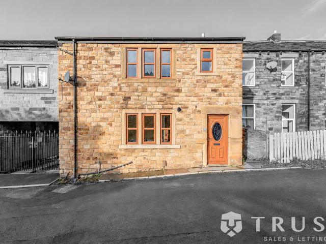 Occupation Lane, Dewsbury, WF13 2 bed cottage to rent £895 pcm £207 pw