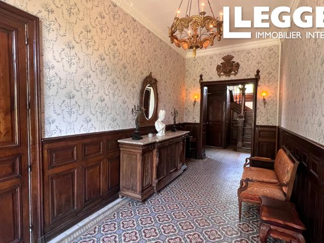 Occasion unique d’acquérir un château avec gîte, terres, bois et dépendances près de Sourdeval