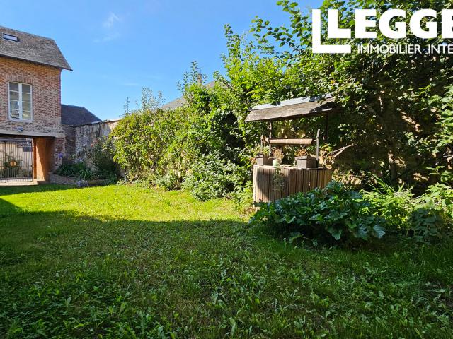 Occasion rare: deux maisons historiques sur un seul terrain au cœur du charmant village d'Orbec