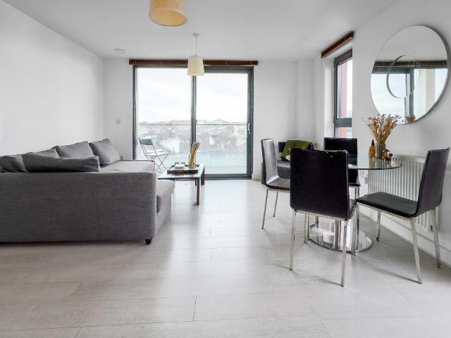 Ocean Tower, Dalston Square, London. 1 bed flat to rent £2,300 pcm £531 pw