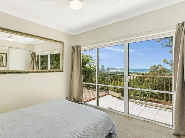 Ocean view Oasis! 2 Bedroom Top Floor Gem Flexible terms