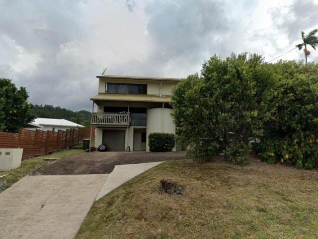 Ocean view coastal retreat, steps from Airlie Beach Main Street