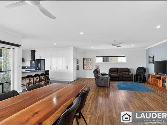Ocean Views and Four Bedrooms in Wallabi Point