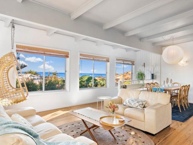 Ocean Views & Breezes, 400m from Beach & Caves Beach SLSC