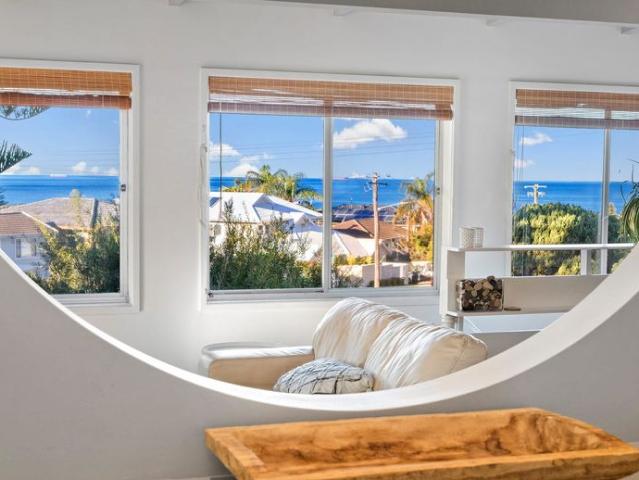 Ocean Views & Breezes, 400m from Beach & Caves Beach SLSC
