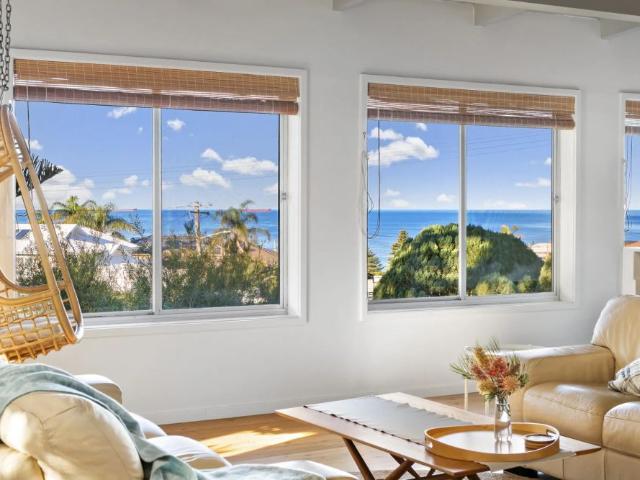 Ocean Views & Breezes, 400m from Beach & Caves Beach SLSC
