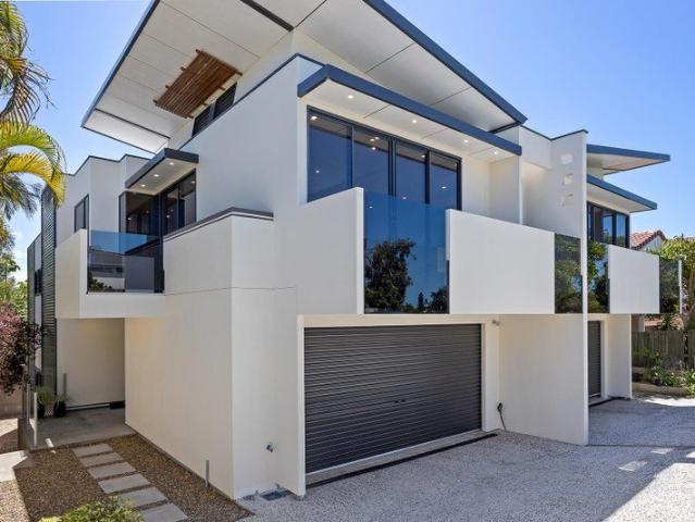 Ocean Views, Soaring Ceilings & Just 400 Metres to the Beach!