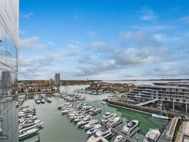 Ocean Way, Southampton 2 bed apartment to rent £1,800 pcm £415 pw