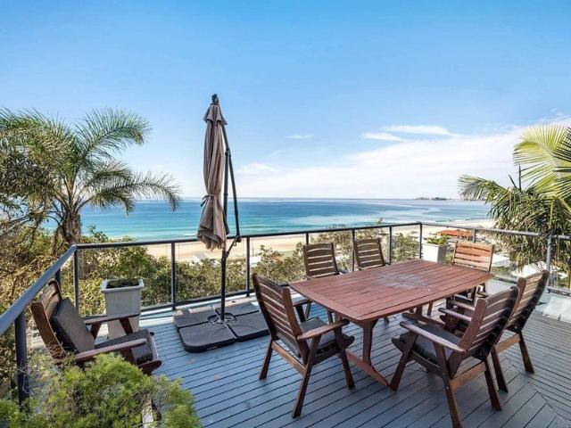 Ocean and beach views from a unique 888m² allotment