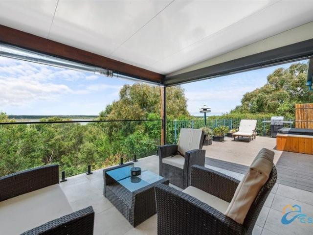 OCEAN BREEZES AND LAKE REEVE VIEWS