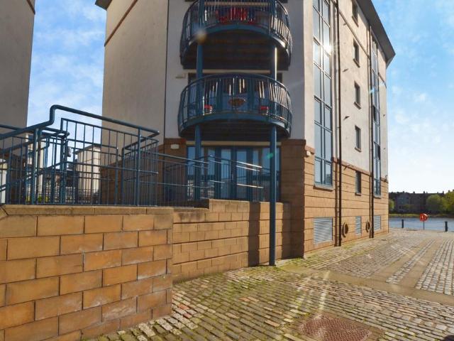 Ocean Drive, Edinburgh, EH6 3 bed flat to rent £1,850 pcm £427 pw