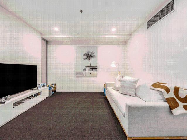 OCEAN FACING LUXURY APARTMENT FULLY FURNISHED HENLEY BEACHSIDE LIVING WITHOUT COMPROMISE ! JUST MOVE IN AND ENJOY, JUST IN TIME FOR SUMMER !