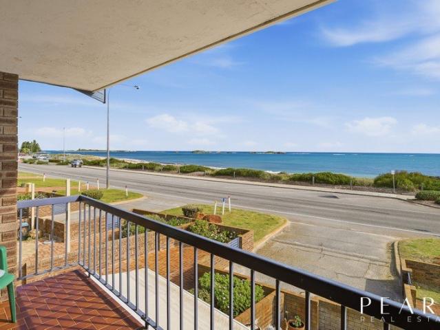 Ocean Front Shoalwater 3/4 bed x 3 bathroom x 3 parking House Sized Unit