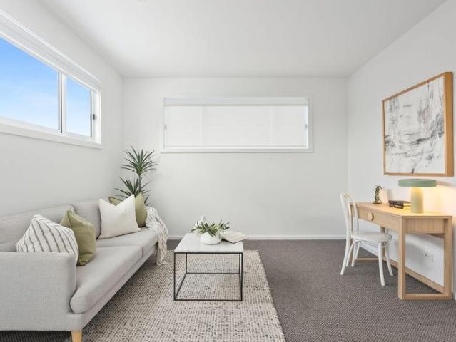 Ocean, lake and parklands at your convenience